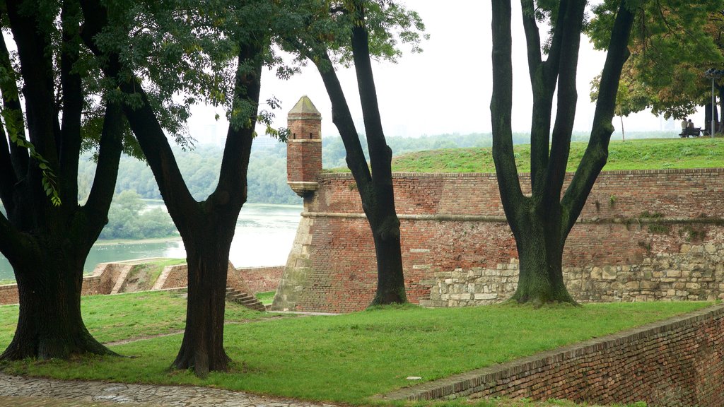 Kalemegdan Park mostrando arquitetura de patrimônio e um parque