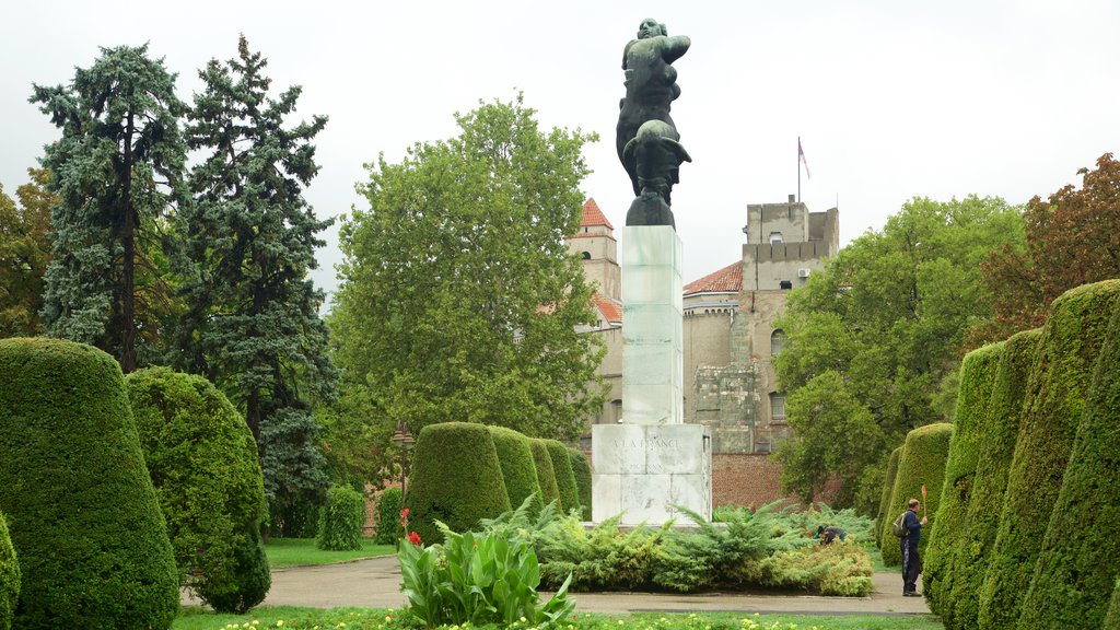 Parque Kalemegdan que incluye un monumento y un parque