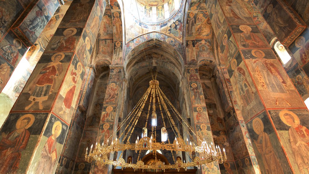 Parque Nacional de Fruska Gora que inclui vistas internas e elementos religiosos