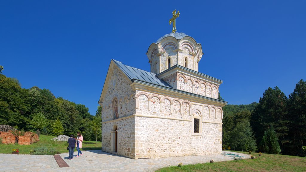 Fruska Gora nasjonalpark som viser kirke eller katedral