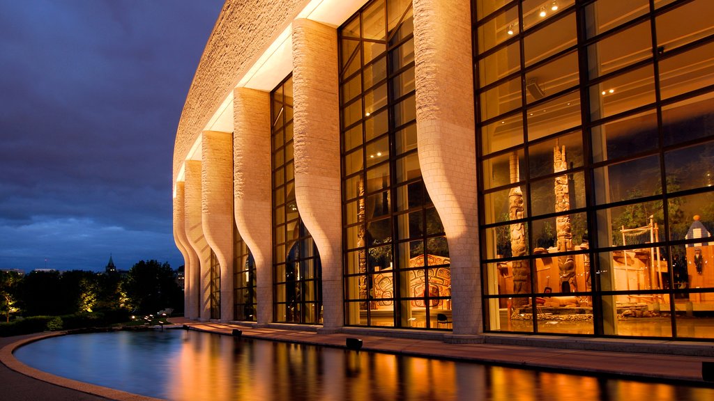 Museo canadiense de historia ofreciendo escenas nocturnas y arquitectura moderna