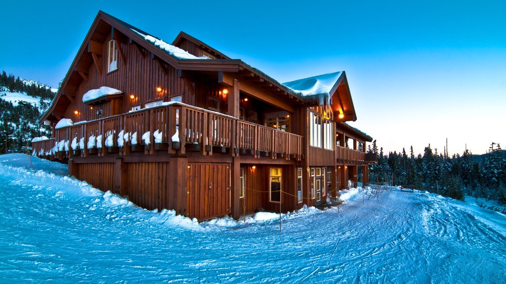 Mount Washington Alpine Resort bevat een luxueus hotel of resort en sneeuw