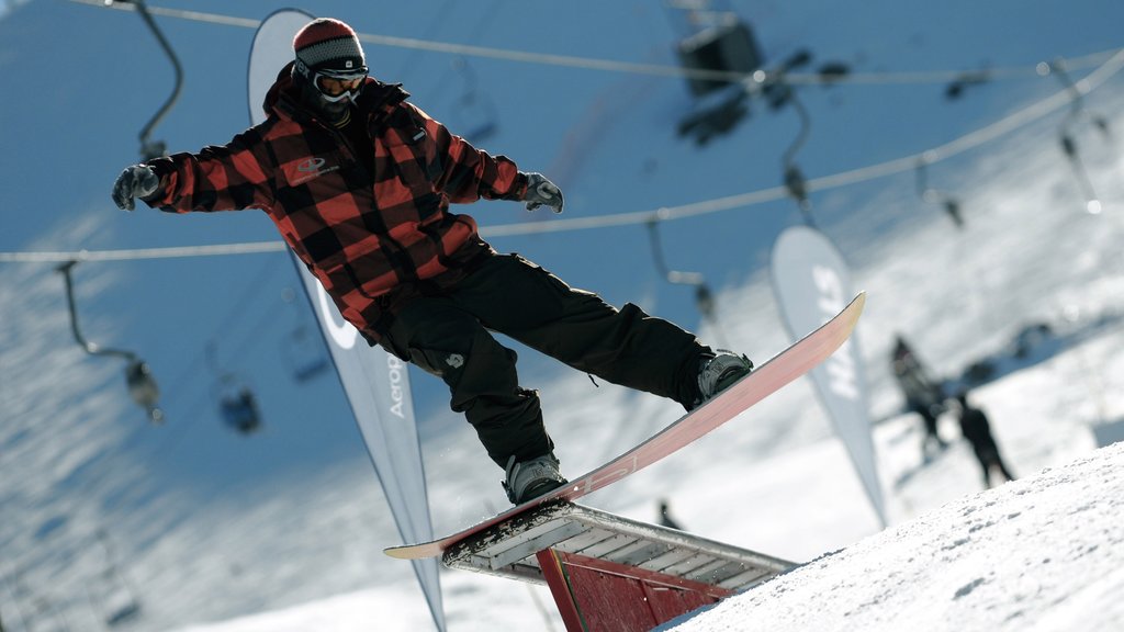 Cerro Bayo mostrando nieve, una góndola y snowboard