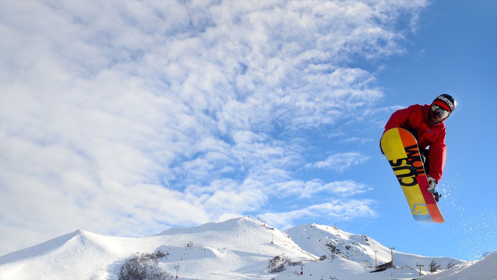 Cerro Bayo showing snowboarding and snow