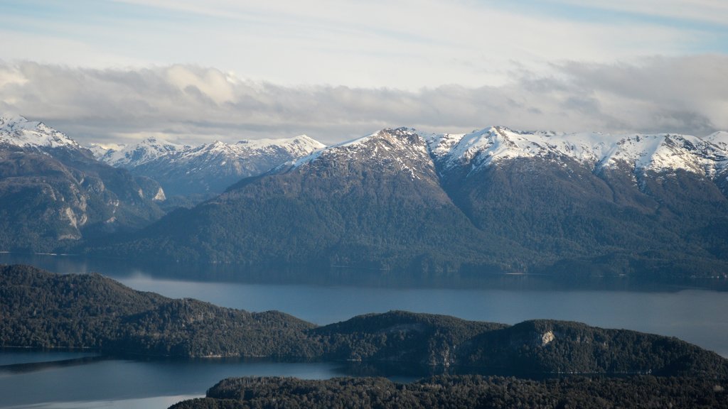 Cerro Bayo mostrando nieve, montañas y un lago o espejo de agua