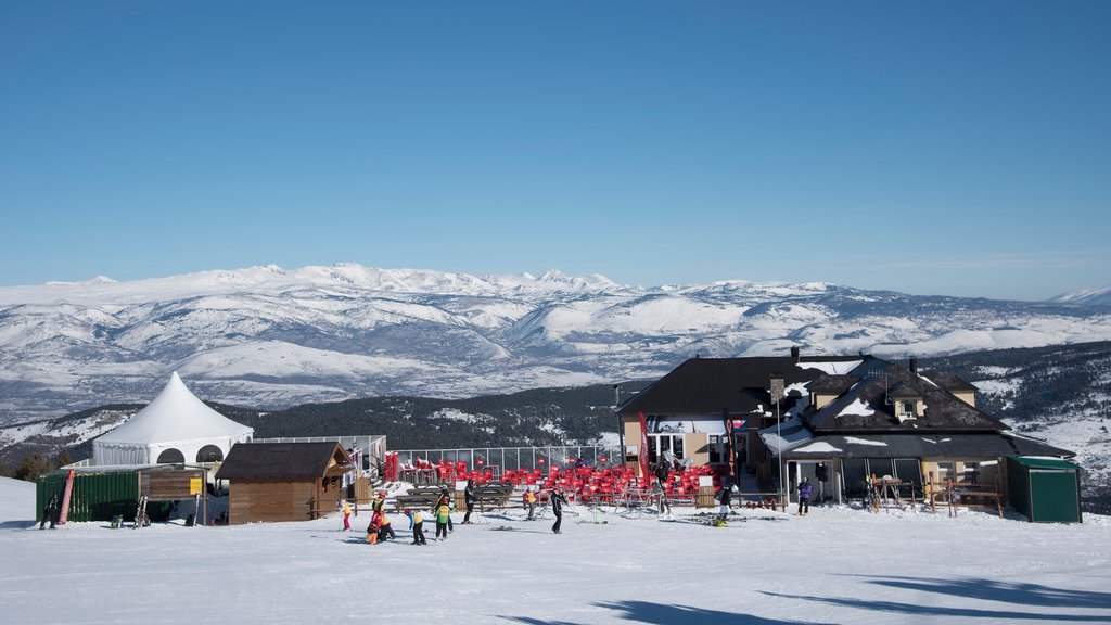 La Molina Ski Resort som visar snö och ett lyxhotell såväl som en liten grupp av människor