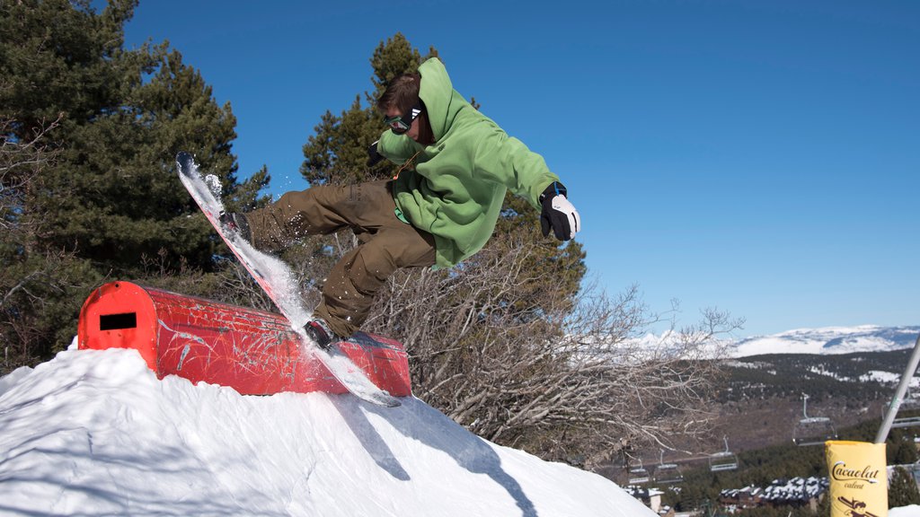 La Molina Ski Resort showing snowboarding and snow