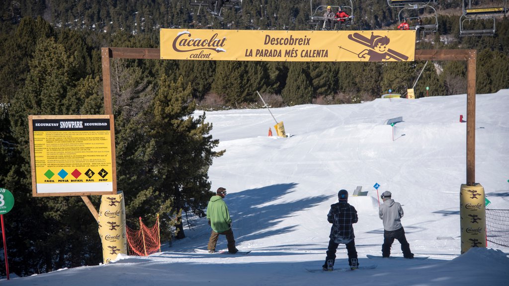 La Molina Ski Resort toont sneeuw en snowboarden