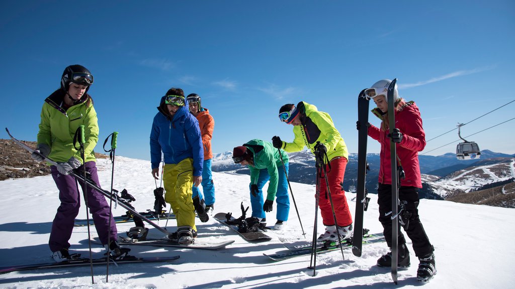 Estación de esquí La Molina ofreciendo esquiar en la nieve y nieve y también un pequeño grupo de personas