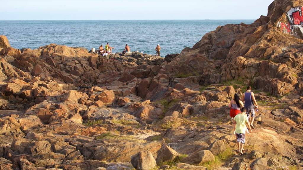 Farol da Barra Strand som omfatter udsigt over kystområde såvel som en lille gruppe mennesker