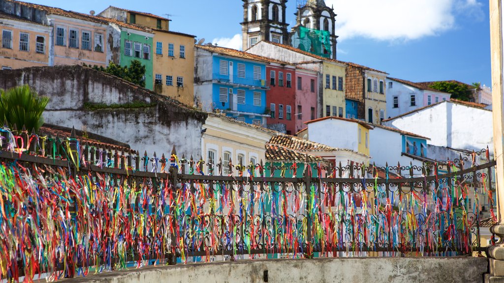 Nossa Senhora do Rosário dos Pretos mostrando arte ao ar livre