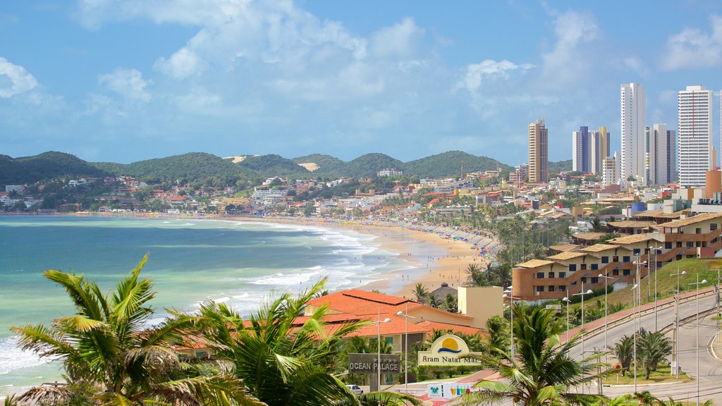 Praia de Ponta Negra mostrando uma praia de areia, uma cidade litorânea e um edifício