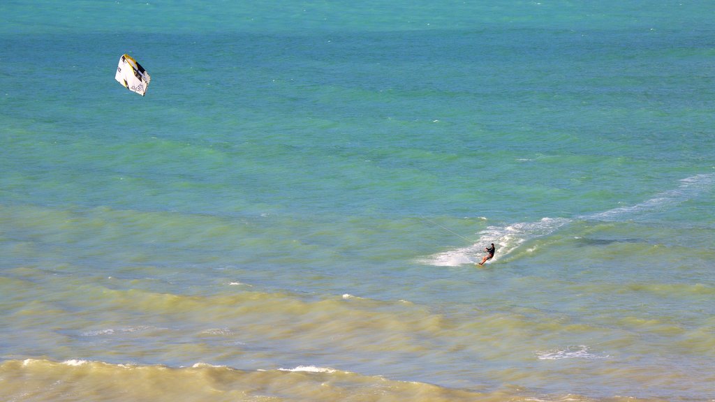 Pipa ofreciendo vistas generales de la costa y windsurf