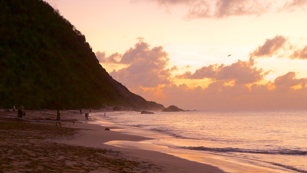 Playa de Conceicao que incluye un atardecer y una playa