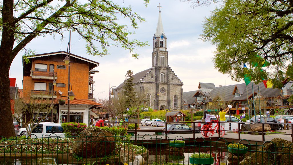 Praça Major Nicoletti mostrando um lago, uma igreja ou catedral e uma cidade