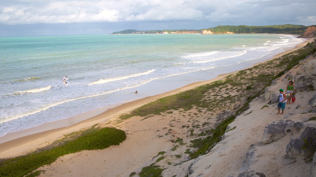 Pipa que inclui litoral rochoso, paisagens litorâneas e uma praia