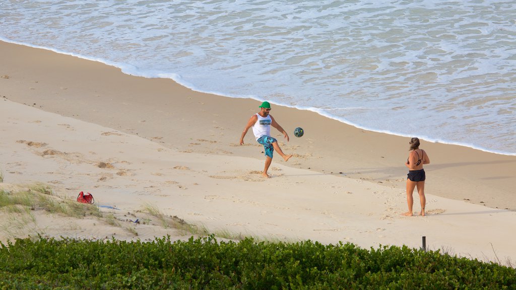 Pipa mostrando una playa de arena y vistas generales de la costa y también una pareja