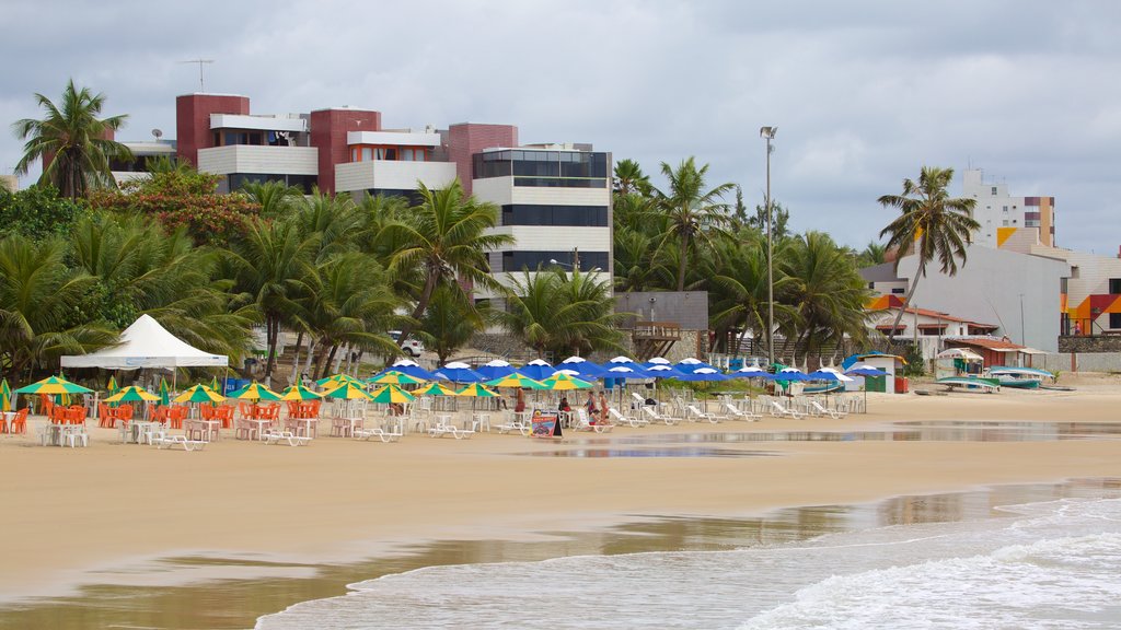 Plage de Pirangi montrant une plage de sable, paysages côtiers et un hôtel ou un complexe de luxe