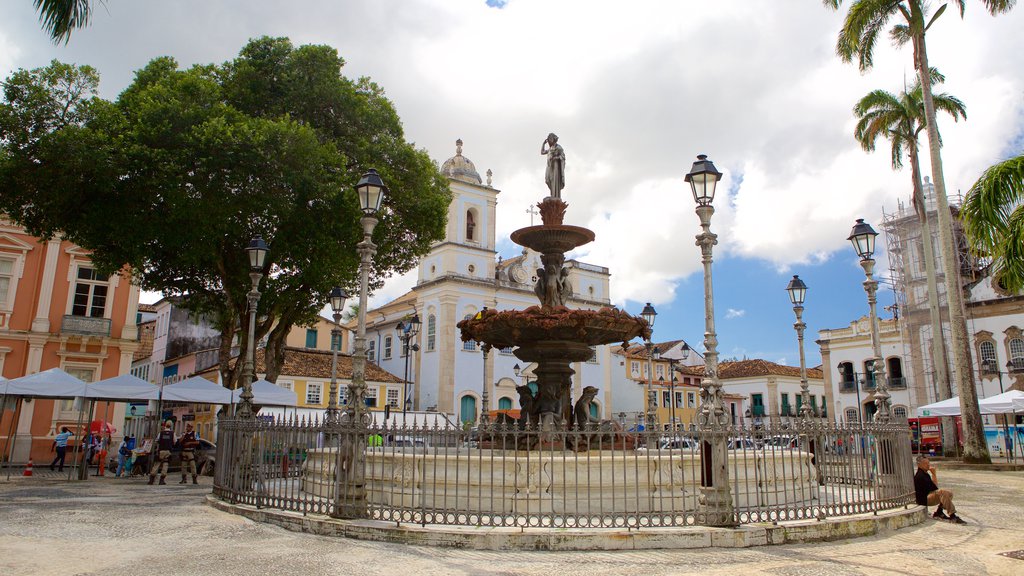 Plaza Terreiro de Jesús mostrando escenas urbanas, una estatua o escultura y un parque o plaza