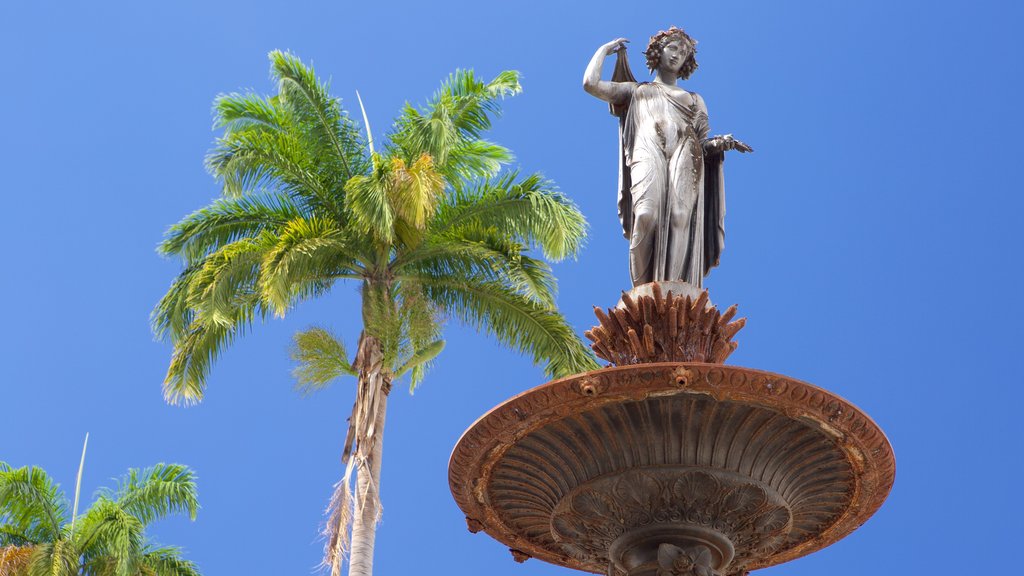 Terreiro de Jesus som omfatter en statue eller en skulptur