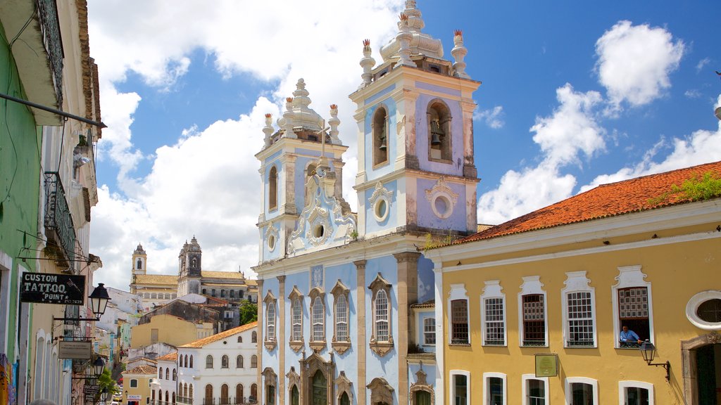 Nuestra Señora de Rosário dos Pretos ofreciendo una iglesia o catedral