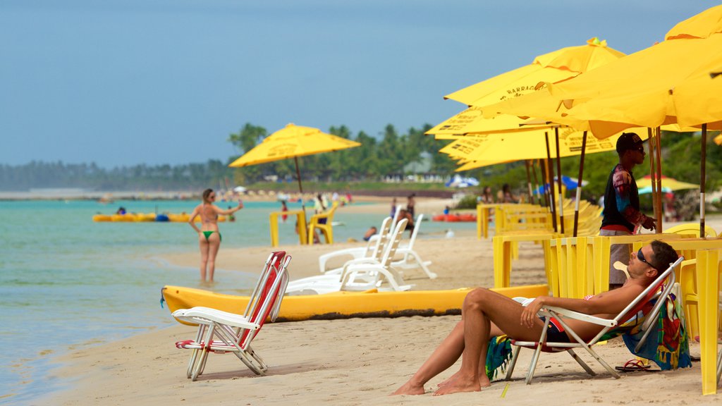 Ipojuca caracterizando paisagens litorâneas e uma praia de areia assim como um homem sozinho