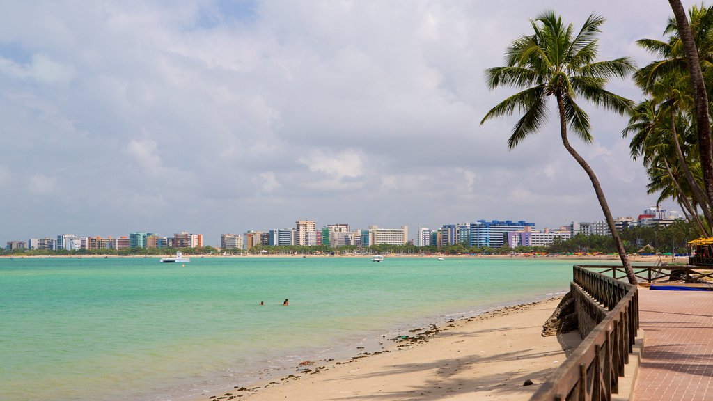 Playa de Ponta Verde que incluye una ciudad costera, vistas generales de la costa y una playa de arena