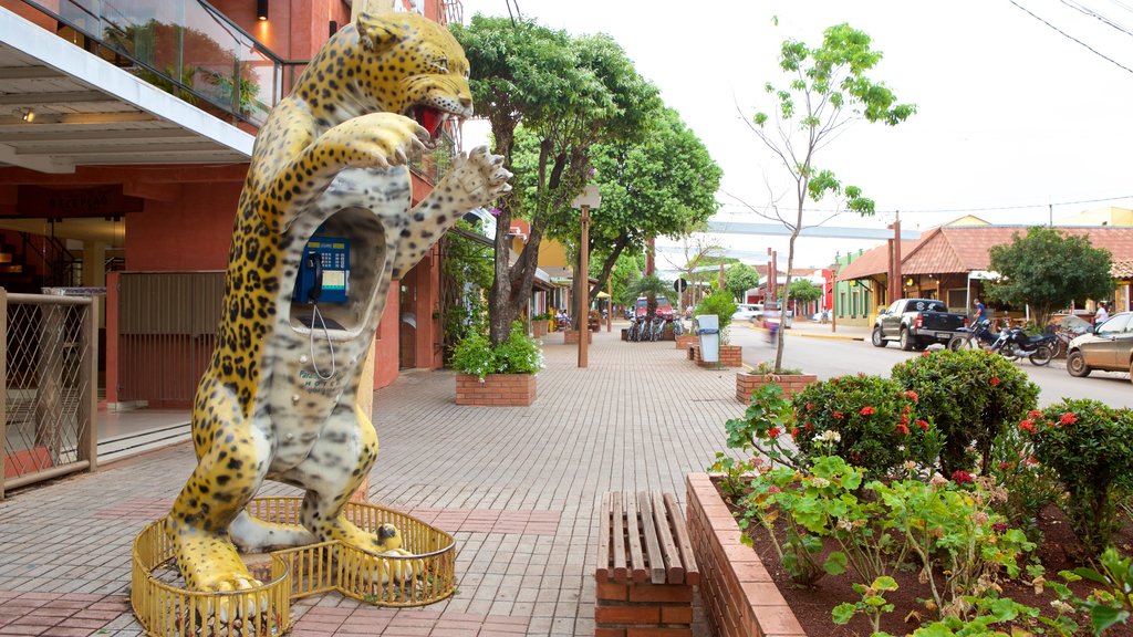 Bonito caracterizando uma estátua ou escultura e cenas de rua