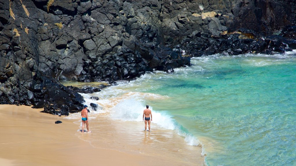 Fernando de Noronha mostrando costa rocosa, una playa de arena y vistas generales de la costa