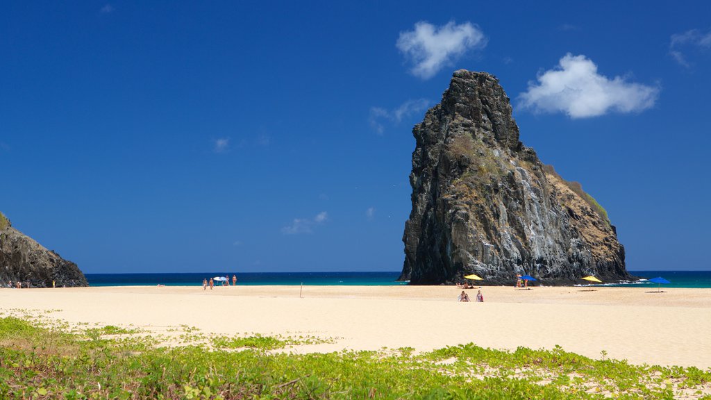 Praia de Cacimba do Padre mostrando una playa de arena, vista general a la costa y costa escarpada