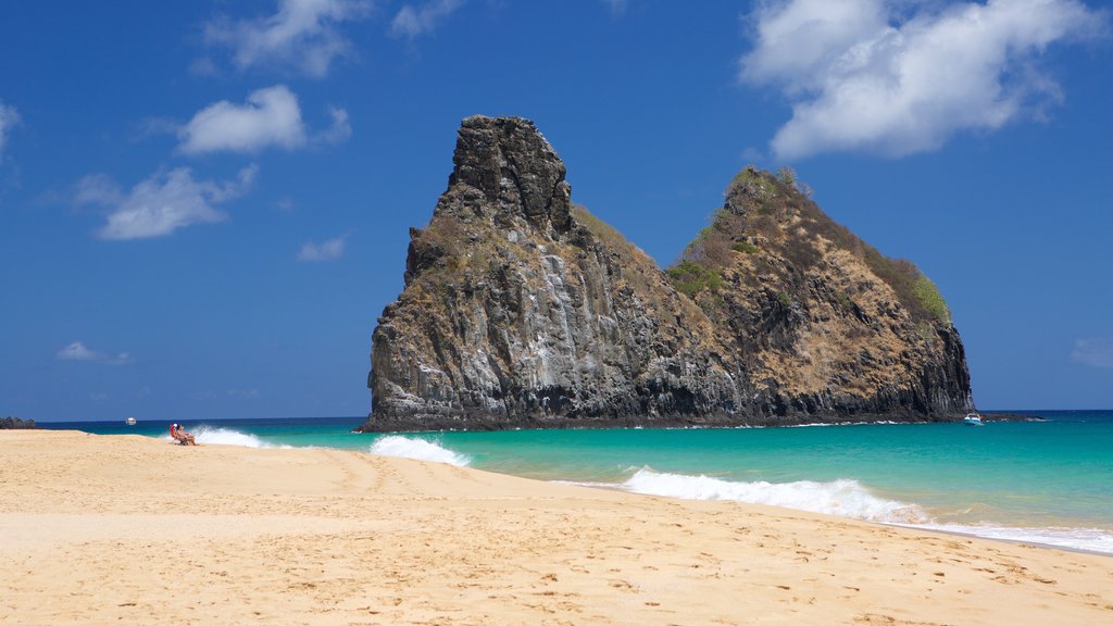 Morro Dois Irmãos ofreciendo vistas generales de la costa, una playa de arena y costa escarpada