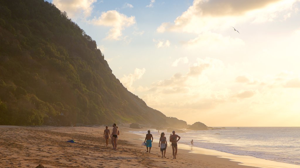 Praia da Conceição que inclui uma praia, paisagens litorâneas e um pôr do sol