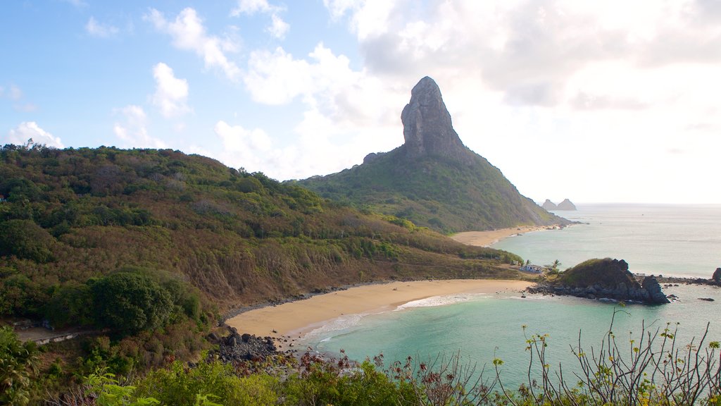 Fuerte Remedios mostrando montañas, una playa de arena y vistas generales de la costa