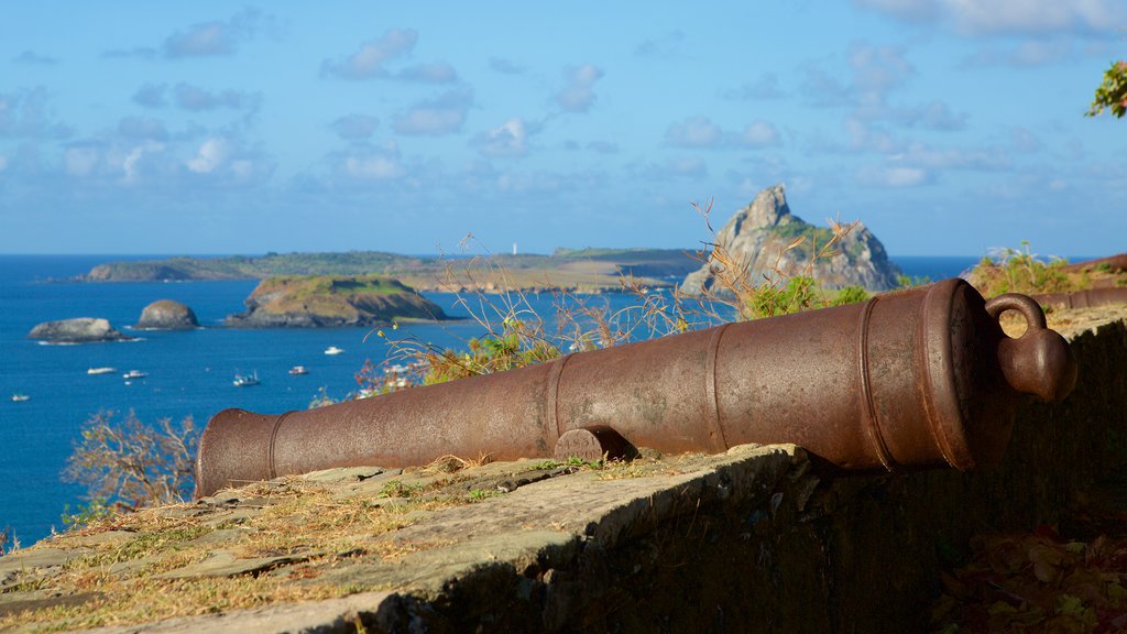 Forte dos Remédios que inclui itens militares, paisagens litorâneas e uma ruína