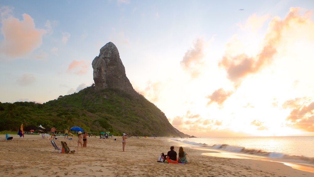 Conceicao Strand som omfatter en solnedgang, udsigt over kystområde og en strand