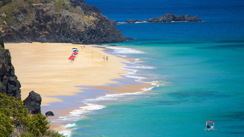 Fernando de Noronha que incluye una playa de arena, costa escarpada y vistas generales de la costa