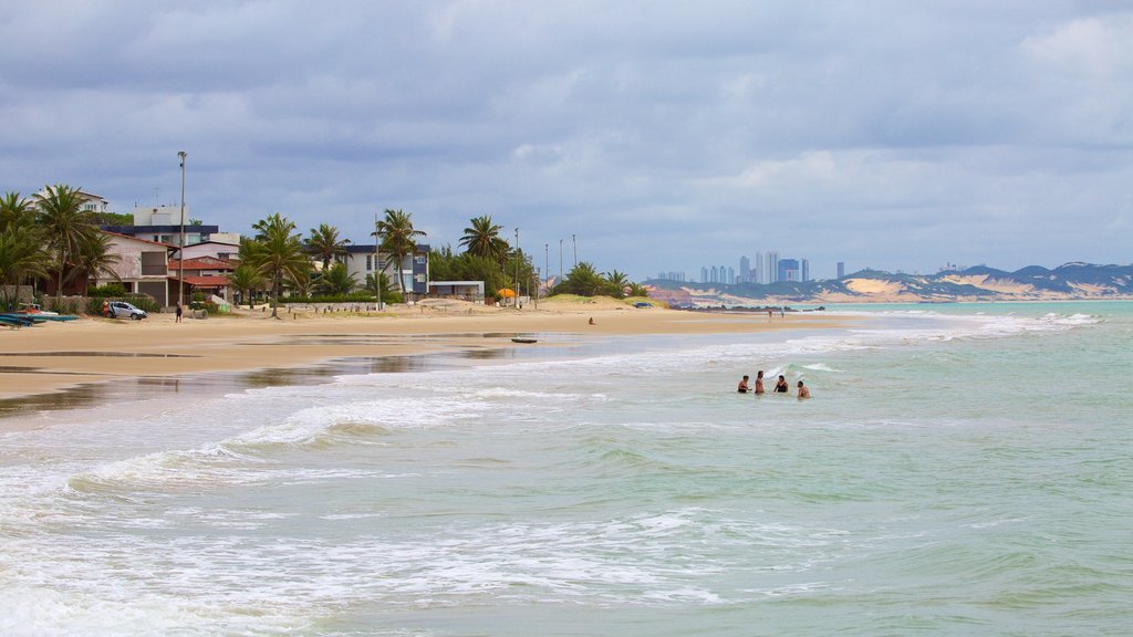 Playa de Pirangi que incluye una playa de arena, vistas generales de la costa y natación