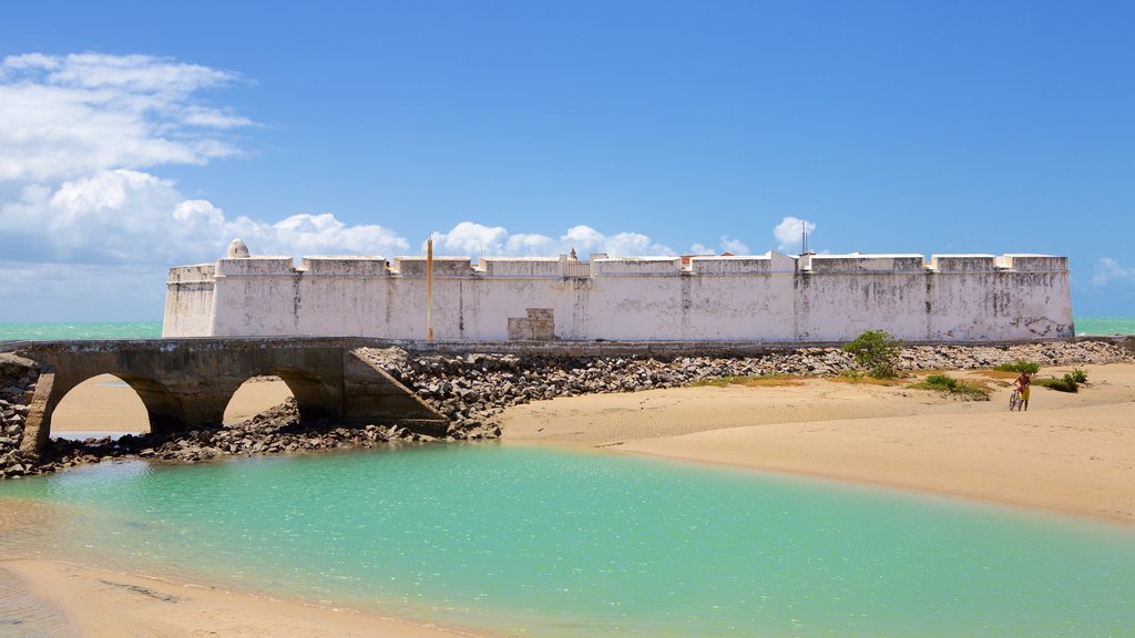 Forte dos Três Reis que inclui paisagens litorâneas, uma praia e elementos de patrimônio