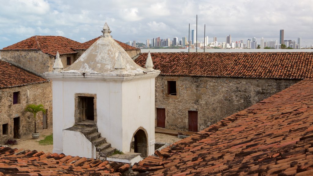 De Tre Kongers Fort som viser en ruin, kulturarvsgenstande og skyline