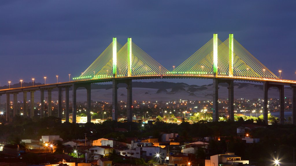 Puente Newton Navarro mostrando un puente y escenas de noche