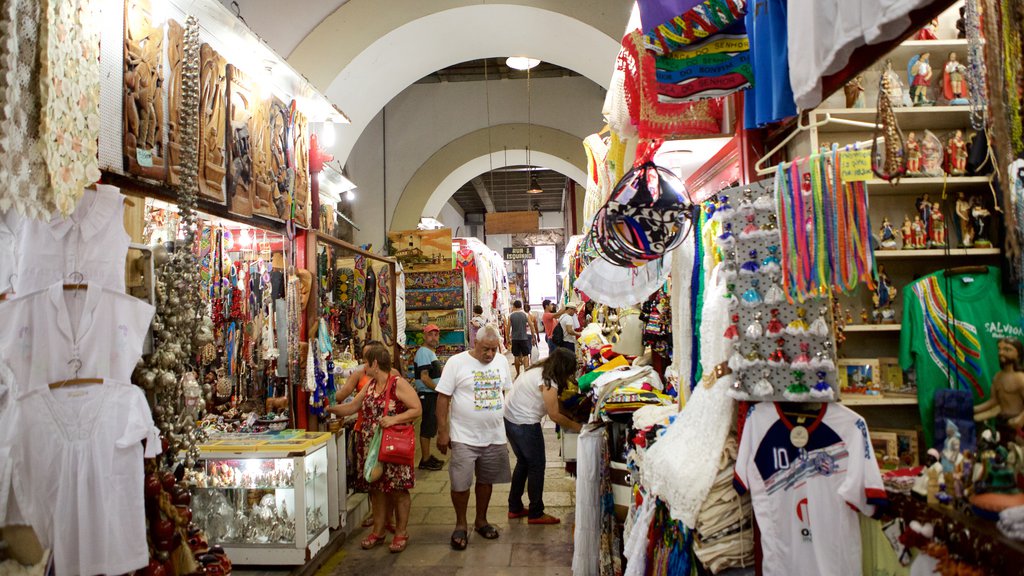 Mercado Modelo que incluye compras y vistas interiores