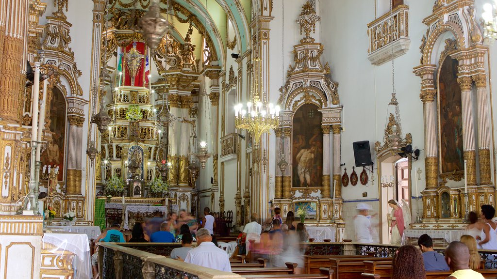 Iglesia de Nuestro Señor de Bonfim ofreciendo una iglesia o catedral, vistas interiores y aspectos religiosos