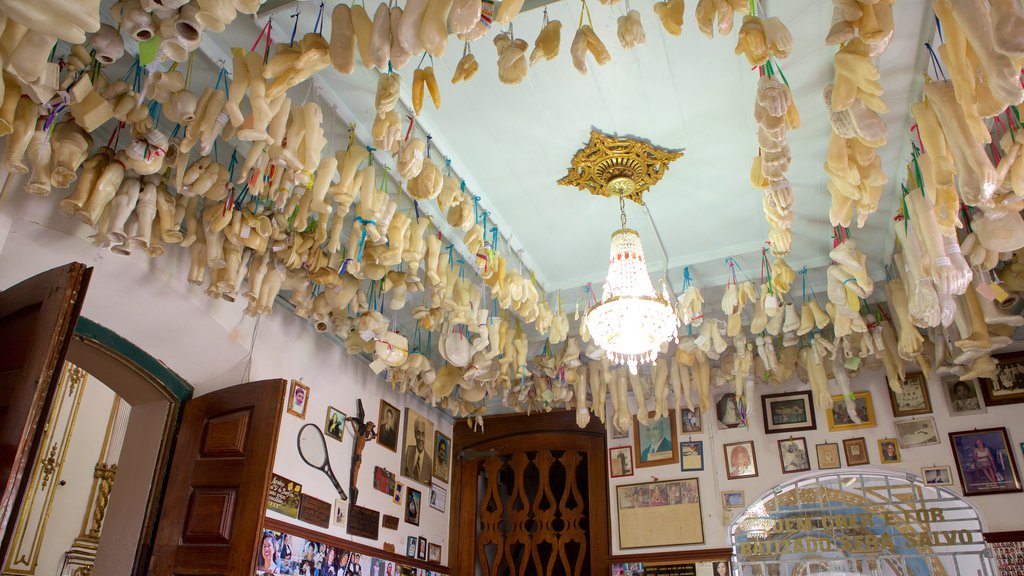 Iglesia de Nuestro Señor de Bonfim ofreciendo vistas de interior y una iglesia o catedral