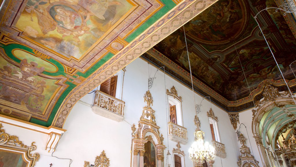 Iglesia de Nuestro Señor de Bonfim mostrando arte y una iglesia o catedral