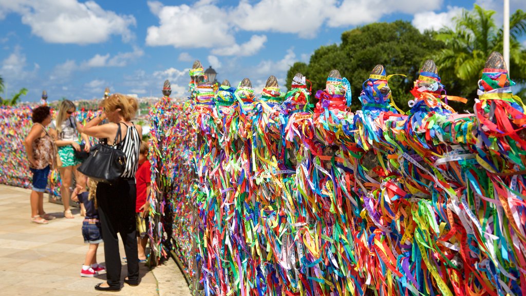 Nhà thờ Nosso Senhor do Bonfim có tính năng nhà thờ và yếu tố tôn giáo cũng như nhóm nhỏ