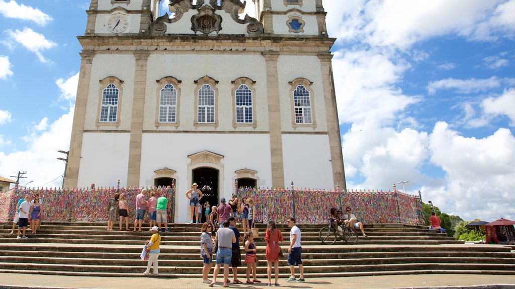 Igreja do Nosso Senhor do Bonfim que inclui uma igreja ou catedral e elementos religiosos assim como uma família