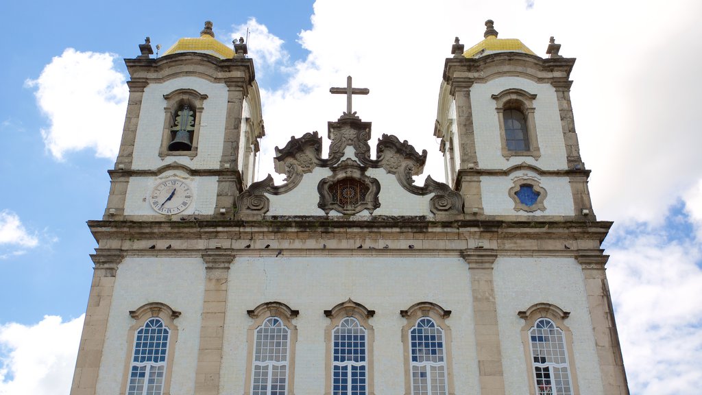 Iglesia de Nuestro Señor de Bonfim mostrando elementos religiosos y una iglesia o catedral