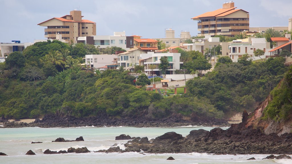 Praia de Cotovelo mostrando paisagens litorâneas, litoral rochoso e uma cidade litorânea