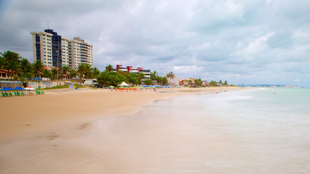 Playa de Pirangi ofreciendo una ciudad costera, vista general a la costa y una playa de arena