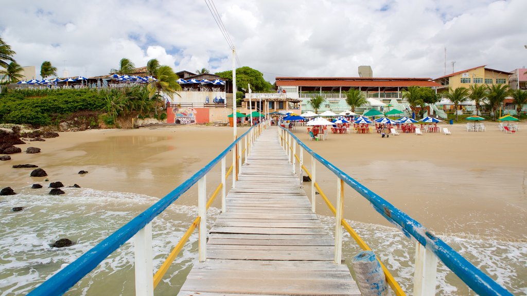 Praia de Pirangi mostrando uma praia de areia, uma cidade litorânea e paisagens litorâneas